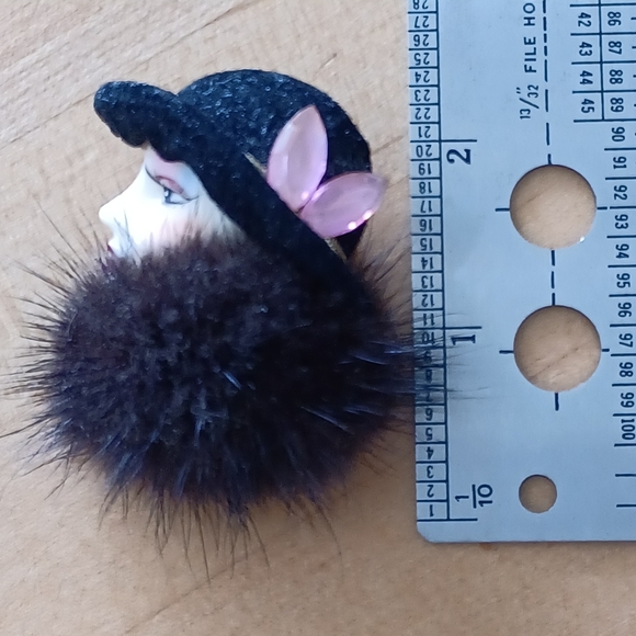 Sophisticated Lady In Fur Brooch - Picture 4 of 5
